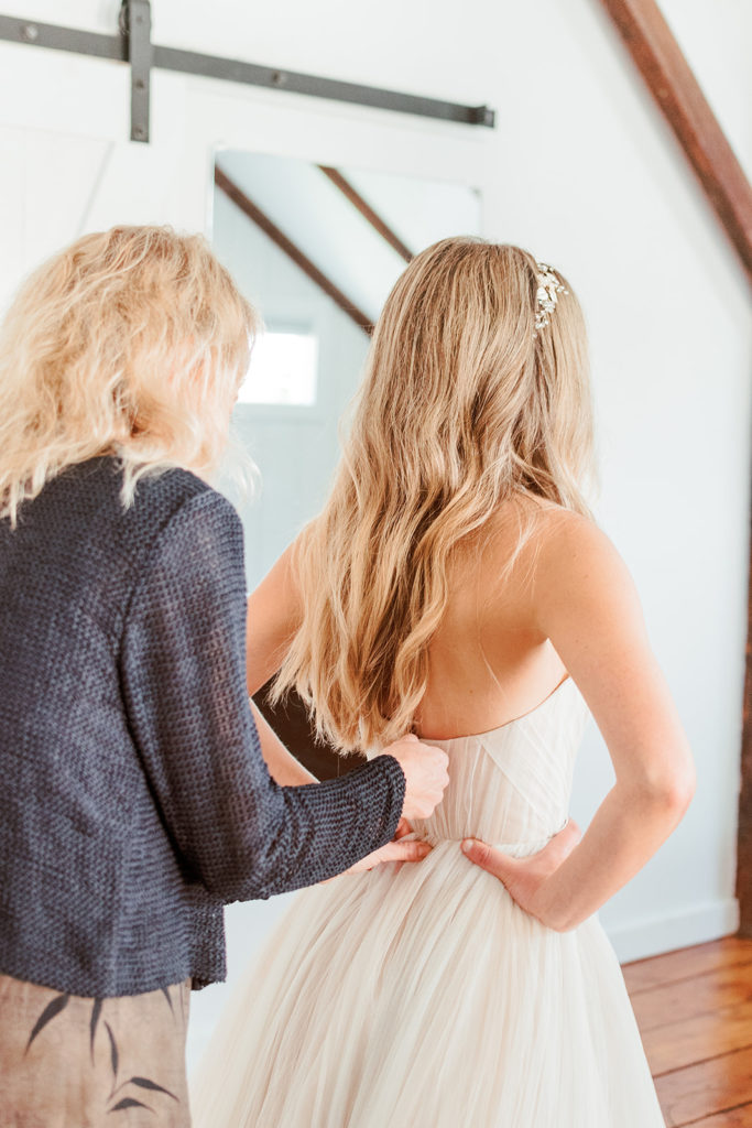 bride gets ready for a hudson valley wedding
