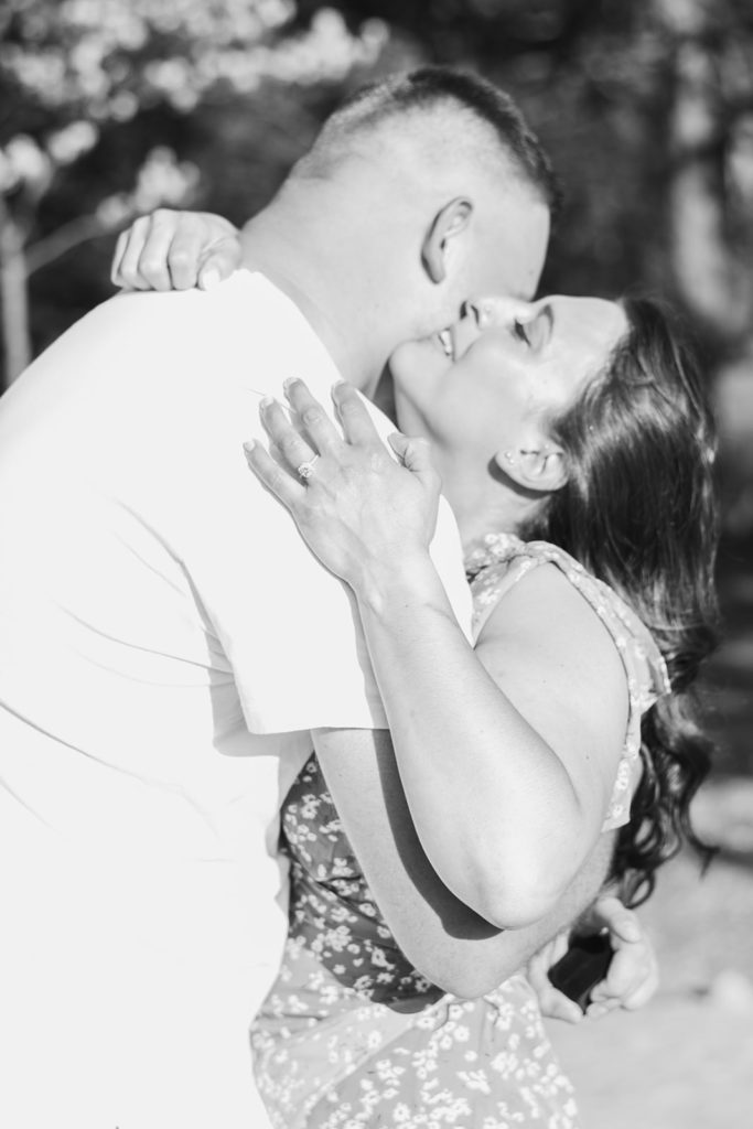 couple embrace at catskill session photography
