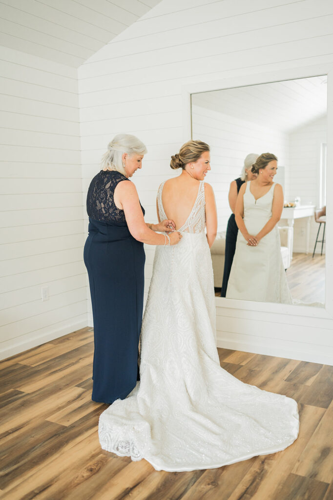 bride gets ready with mom at beardslee barn in little falls, ny
